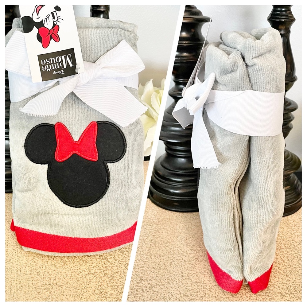 NWT Set of 2 MINNIE MOUSE Hand Towels